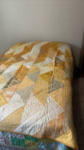 lot 1001 image: Handmade Quilt - 80 x 80