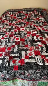 lot 1005 image: Handmade Quilt - 76 x 52