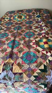 lot 1009 image: Handmade Quilt  - 76 x 100