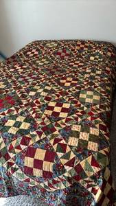 lot 1010 image: Handmade Quilt - Machine Quilted - 78 x 95