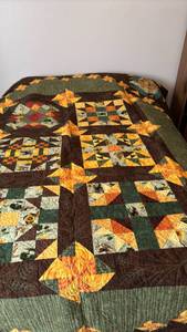 lot 1017 image: Handmade Quilt - 80 x 100