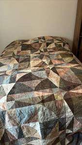 lot 1020 image: Handmade Quilt - Very Large