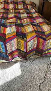 lot 1024 image: Handmade Quilt - 92 x 81