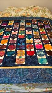 lot 1039 image: Handmade commemorative quilt  - 57 x 57