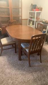 lot 1045 image: Vintage laminate table 62x40 including 2 leaves with 4 upholstered chairs