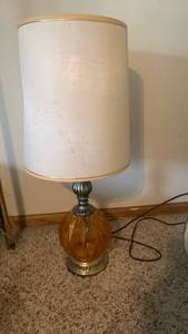 lot 1049 image: Mid-Century Amber Glass Table Lamp 34 inches tall