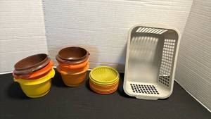 lot 1101 image: Tupperware Bowls with lids in small tub