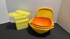 lot 1103 image: Tupperware pieces