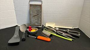 lot 1109 image: Kitchen Utensils