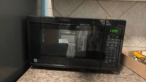 lot 1112 image: GE Microwave - 19 x 11 12 x 13
