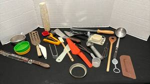 lot 1113 image: Kitchen utensils