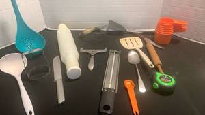 lot 1114 image: Kitchen utensils