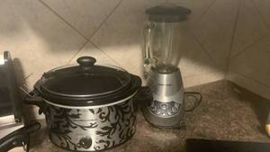 lot 1122 image: Hamilton Beach crock pot and Black and Decker blender