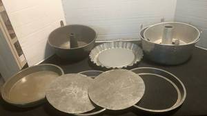 lot 1128 image: Cake and pie pans