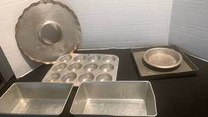 lot 1129 image: Muffin and loaf pans