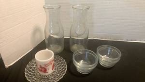 lot 1136 image: Hopalong Cassidy coffee cup, milk jugs and dessert bowls