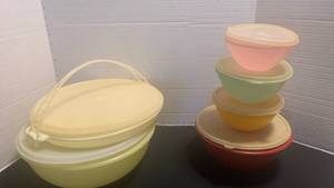 lot 1139 image: Tupperware bowls. Some vintage