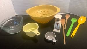 lot 1140 image: Kitchen utensils
