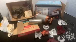 lot 1153 image: Cookie cutters and cordless knife