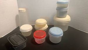 lot 1155 image: Rubbermaid storage containers
