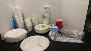 lot 1158 image: Disposable cups, plates flatware and straws