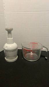 lot 1165 image: Pampered chefs chopper and Pyrex measuring cup