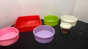 lot 1167 image: Silicone baking pans