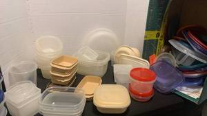 lot 1172 image: Misc storage containers and lids