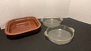 lot 1180 image: Pyrex glass pie pans and square ceramic baking pan