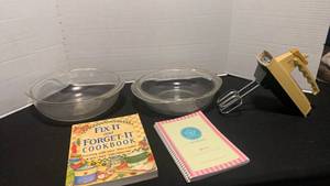 lot 1184 image: Cook books, mixer and glass bowls