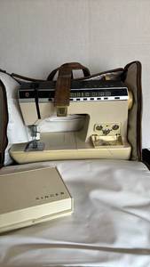 lot 1227 image: Singer Sewing Machine with Carry Case and Accessories