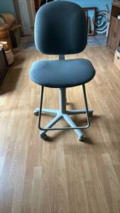 lot 1235 image: Rolling Office Task Chair with Footrest