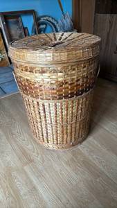 lot 1241 image: Basket with Lid 24 inches tall