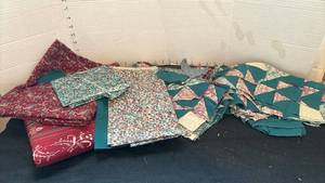 lot 1313 image: Material and pieces for unfinished quilting project
