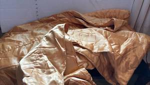 lot 1324 image: Full size satin like comforter