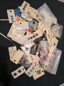 lot 1424 image: Mixed lot of buttons and buckles