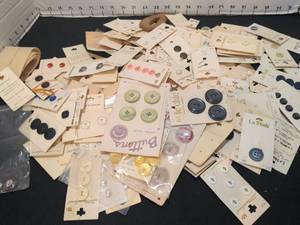 lot 1425 image: Button Lot