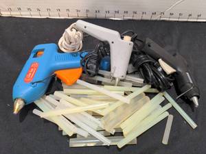 lot 1433 image: Mini glue guns and glue sticks