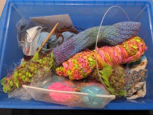 lot 1439 image: Yarn and knitting needles lot