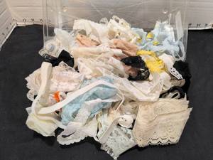 lot 1460 image: Lace assortment