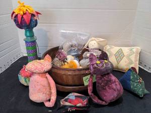 lot 1468 image: Pin cushions and buckles assortment