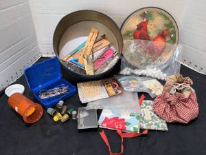 lot 1474 image: Assorted sewing lot in tin