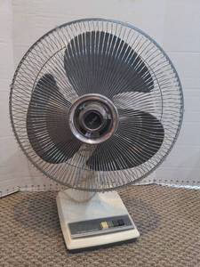 lot 1541 image: Working Lasko fan 16 in blades