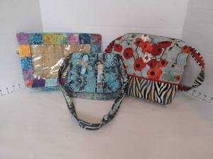 lot 1550 image: Quilted crossbody purses and storage bag