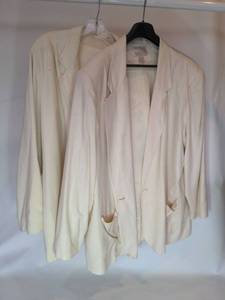 lot 1562 image: Cream blazers 28w