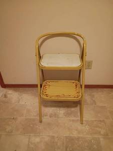 lot 1601 image: 2ft. Metal Step Ladder