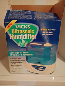 lot 1603 image: Vicks Ultrasonic Humidifier