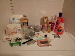 lot 1605 image: Miscellaneous Bathroom Items