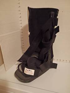 lot 1606 image: Orthopedic Boot.  Size large