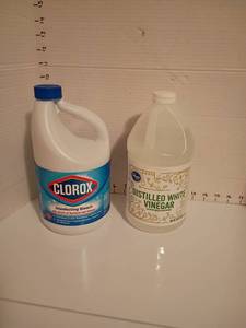 lot 1611 image: Bleach and White Vinegar